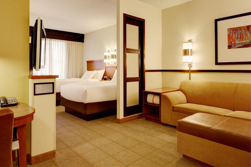 Quarto com 2 Camas Queen-size e Sofá-cama - Andar Alto