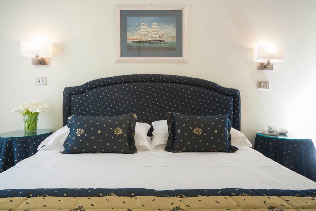 Classic Double or Twin Room Lateral Sea View