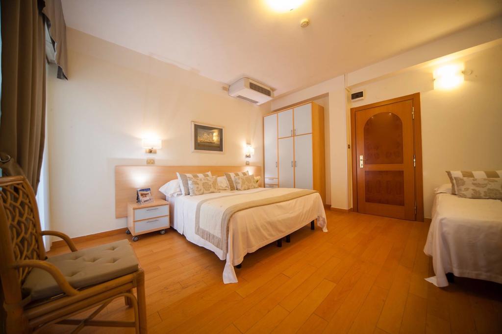 Comfort Quadruple Room lateral sea view