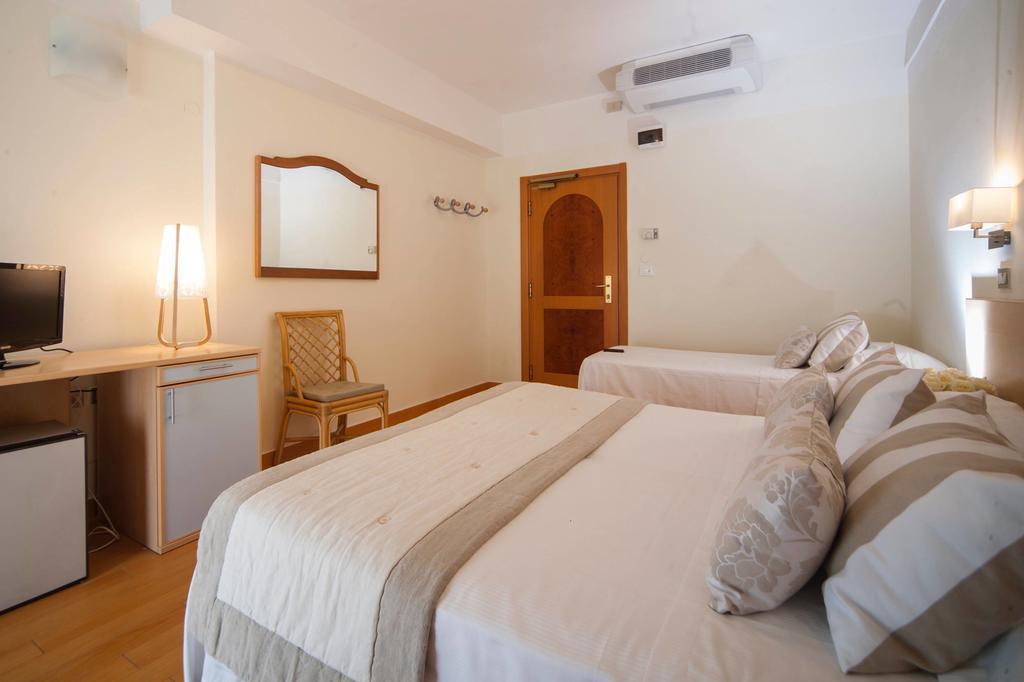 Comfort Quadruple Room lateral sea view