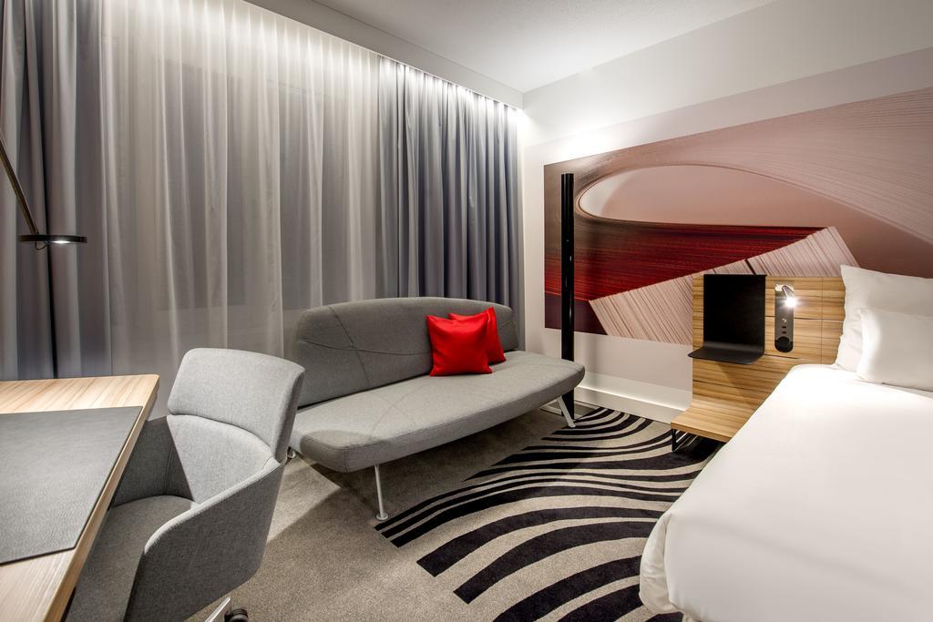 Habitación Superior con cama grande y sofá