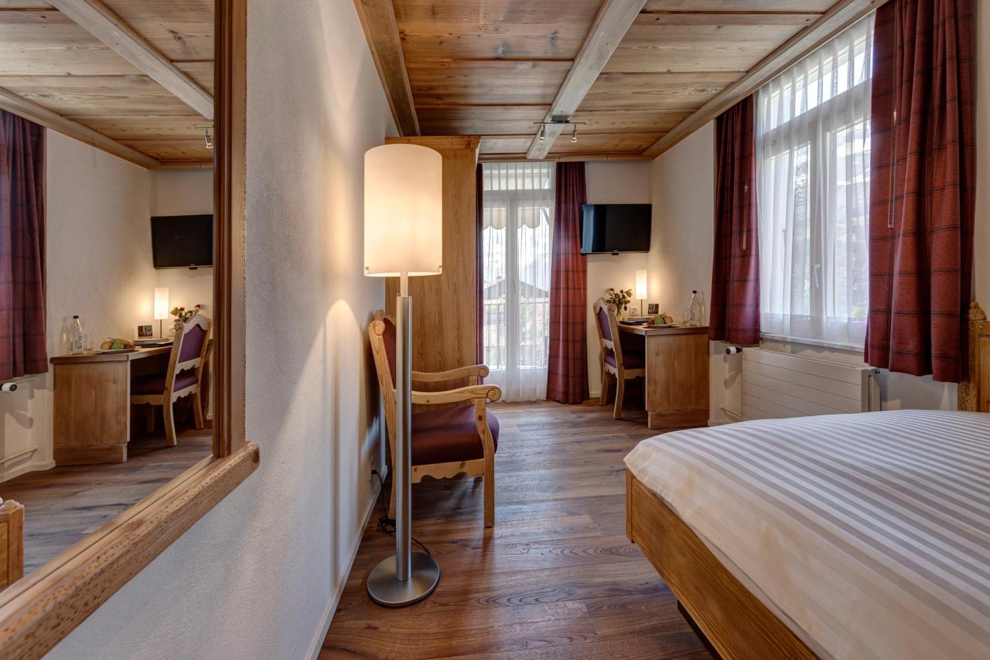 Deluxe Single Room Queensize Bed Mountain View