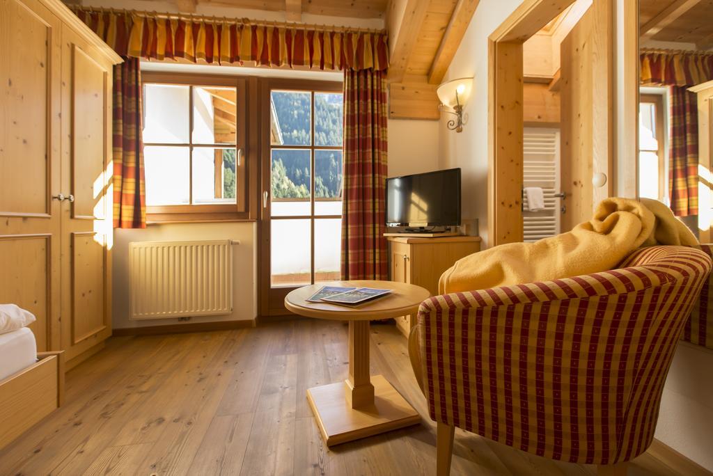 Single Room with Balcony,399502617:JPEG