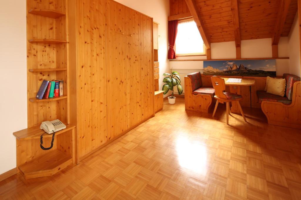 One-Bedroom Apartment with Balcony,44791432:JPEG