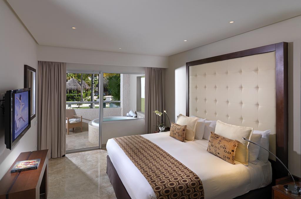 Family Concierge 1 Bedroom Master Suite Swim up