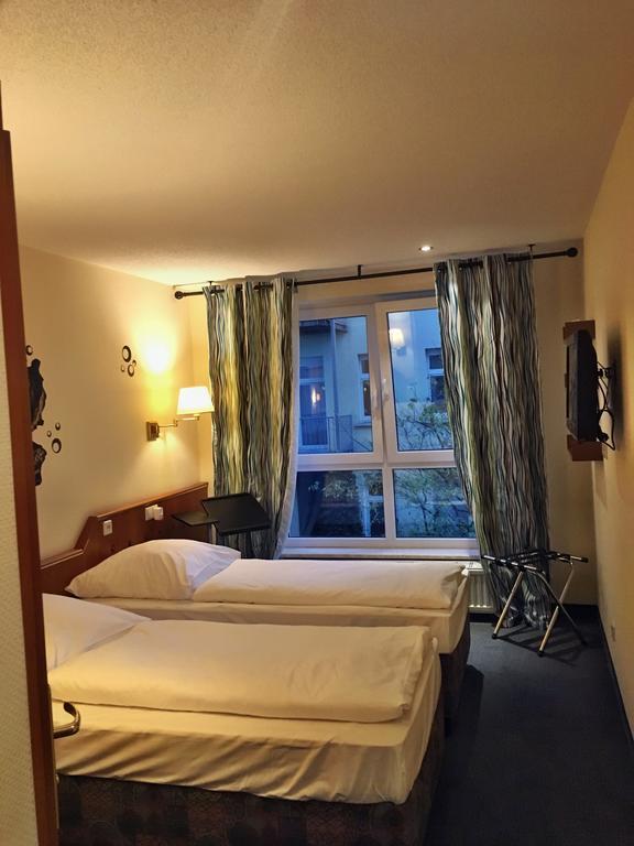 Quarto com 2 Camas de Solteiro