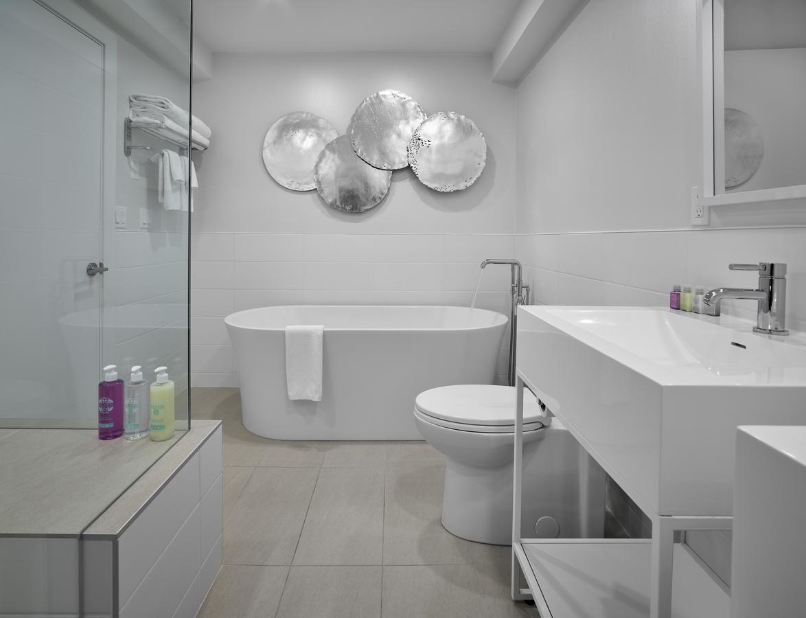 Coast Premium King Suite with Soaker Tub