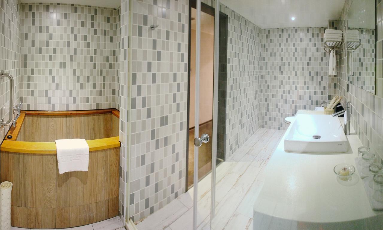 Family Room,573458406:JPEG