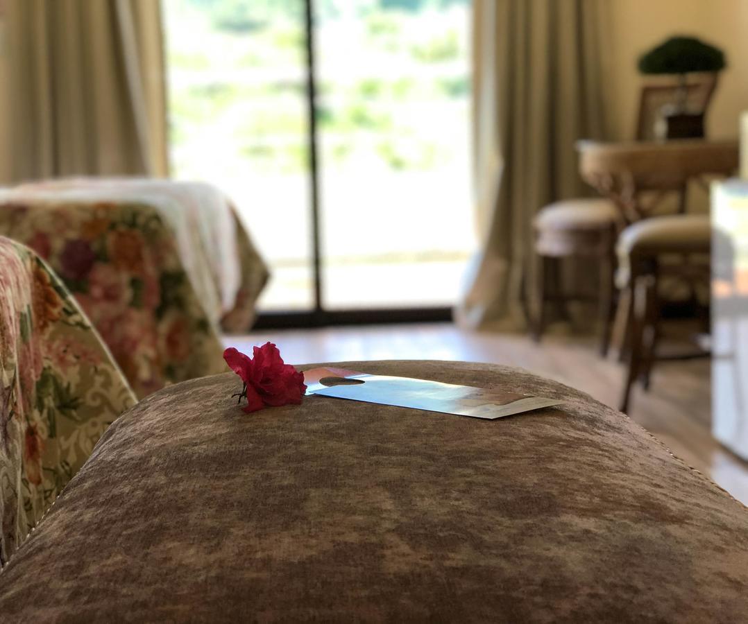 Quarto com Cama Queen-size e Banheira de Hidromassagem