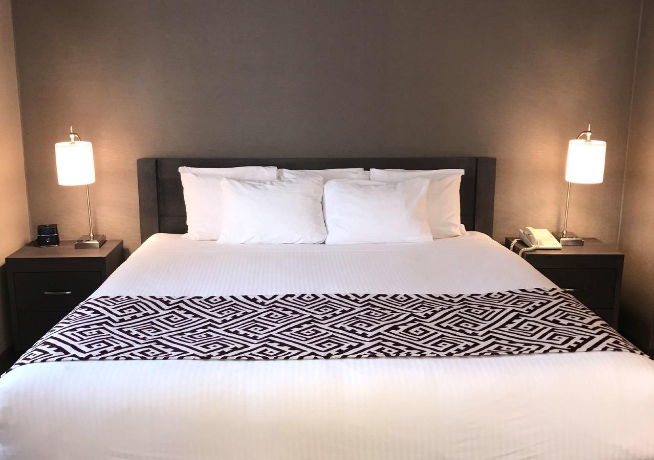 Suíte com Cama Queen-size, Lareira e Banheira de Hidromassagem.