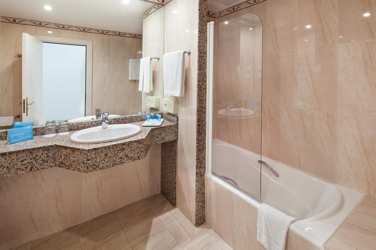 Twin Room with Patio View (2 Adults + 1 Child),1628660985:JPEG