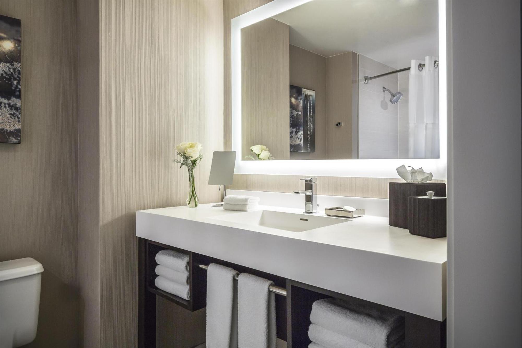 Chambre double avec 2 lits doubles et douche - Accessible aux Personnes à Mobilité Réduite