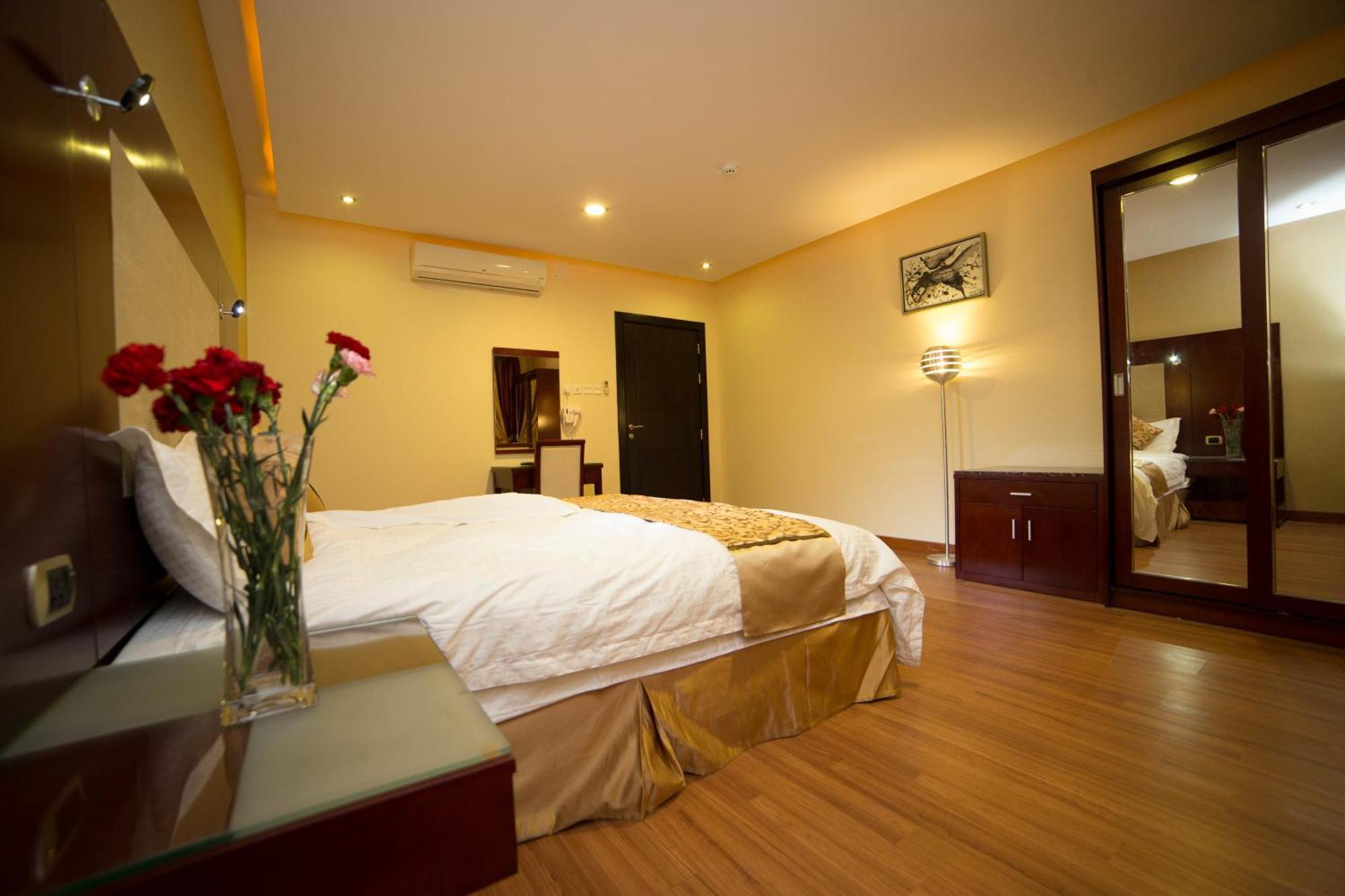 Deluxe One-Bedroom Apartment,1385955182:JPEG