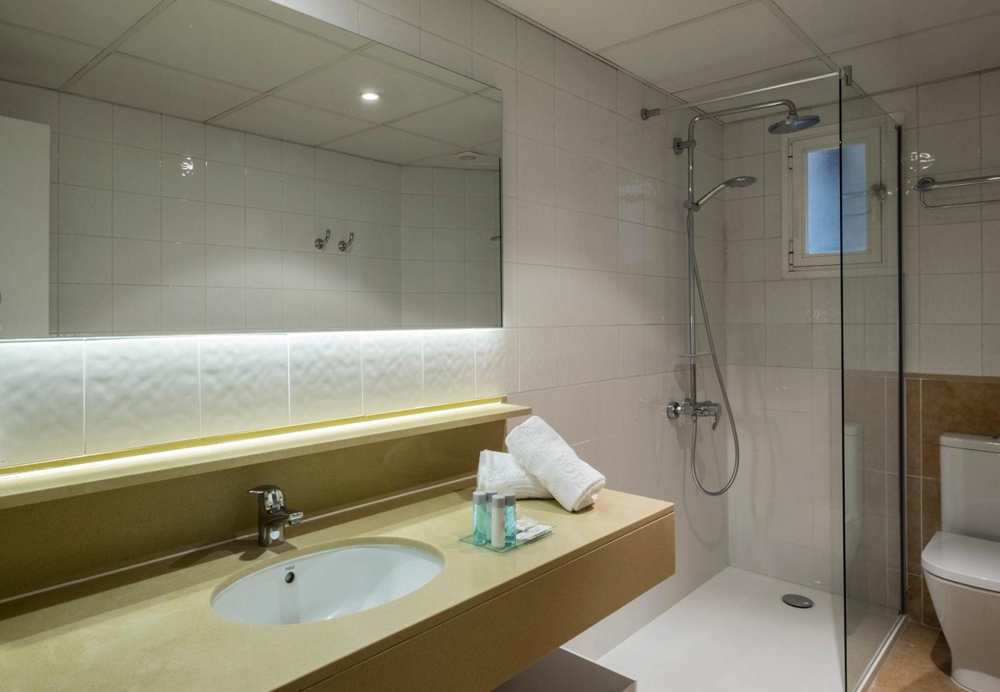 Tweepersoonskamer met 1 of 2 Bedden en een Extra Bed (2 Volwassenen + 1 Kind)