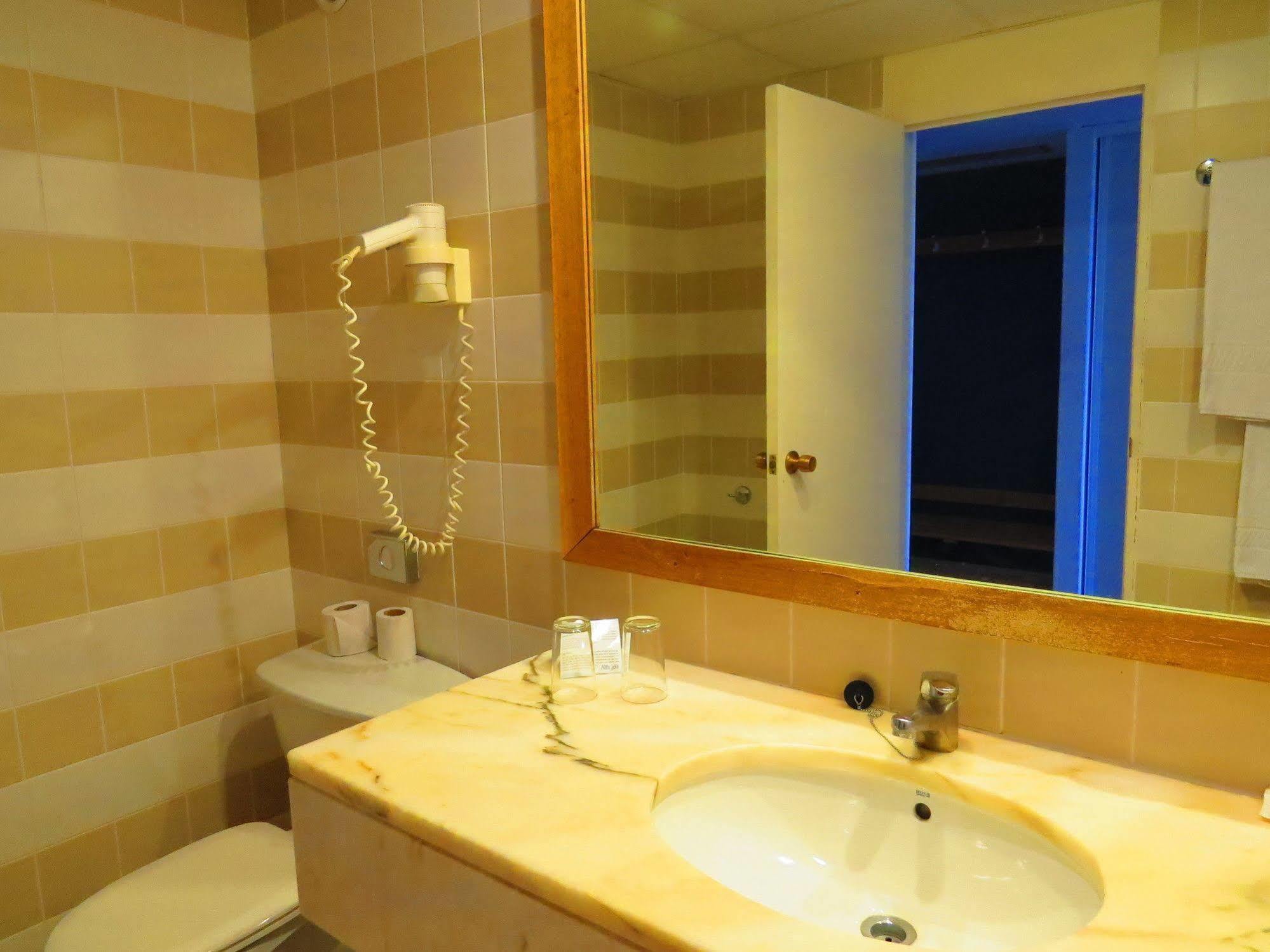 Family Room (2 Adults + 1 Child) with Sea View
