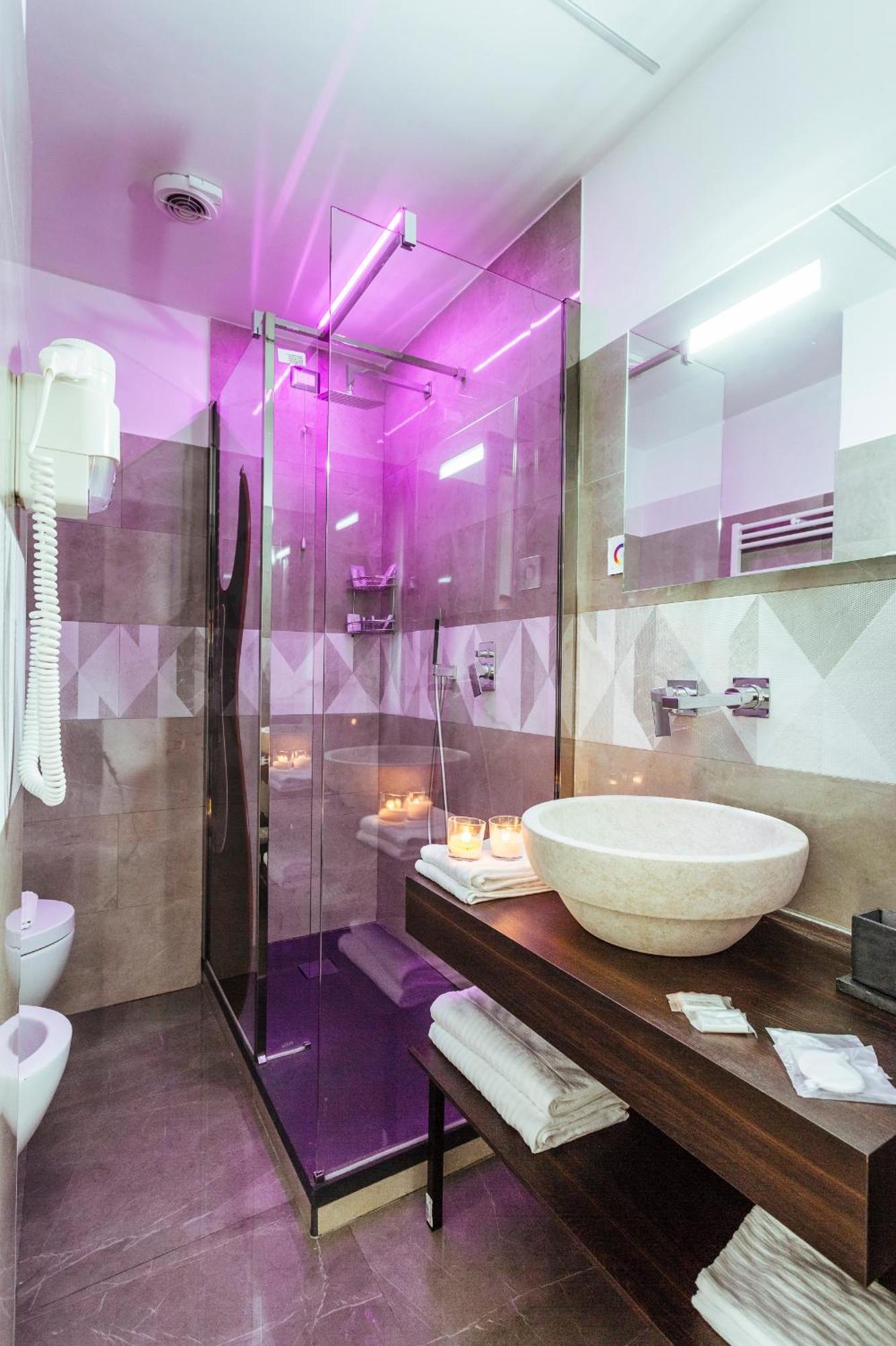 Deluxe Spa Bath,1279561642:JPEG