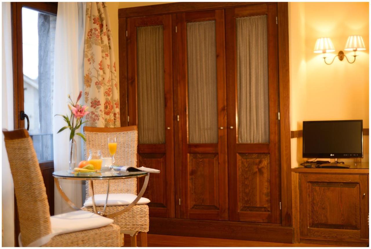 Habitación con cama extragrande.