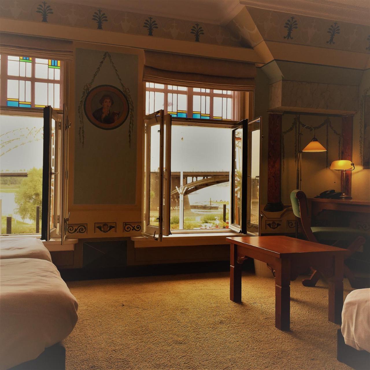 Theme Family Room