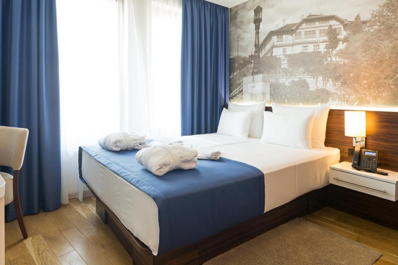 Habitación con cama grande