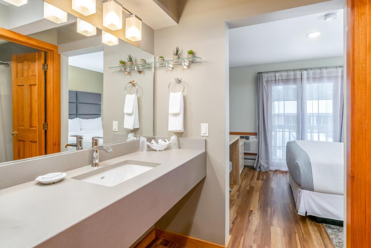 One Queen Suite