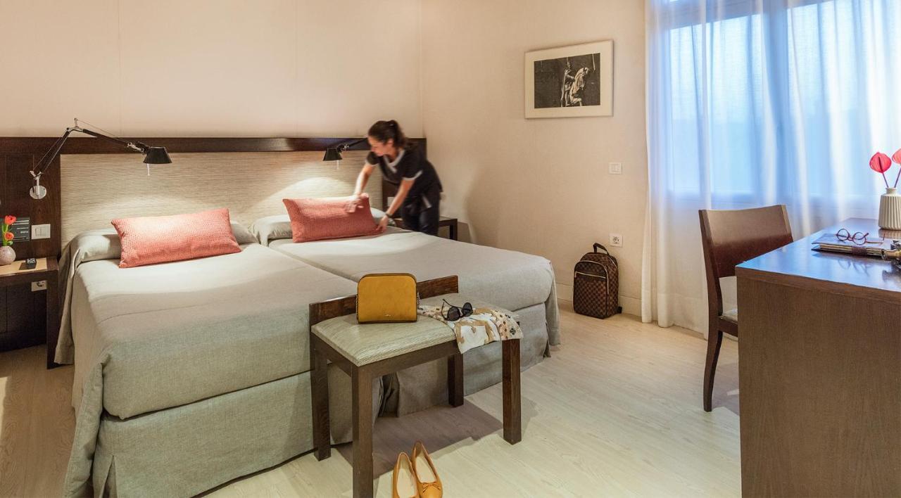 Deluxe Tweepersoonskamer met 2 Aparte Bedden aan Buitenzijde