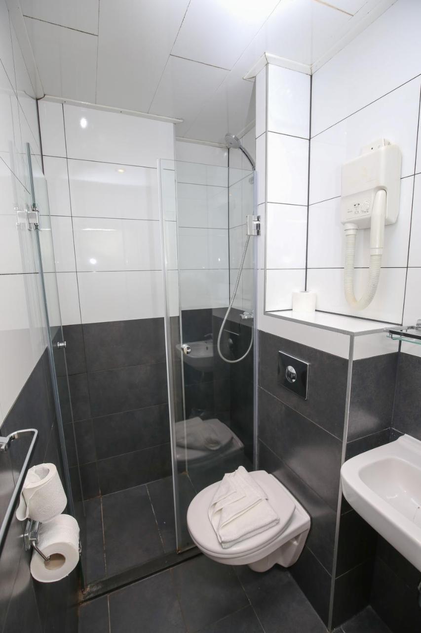 Camera Matrimoniale Piccola con Bagno Privato