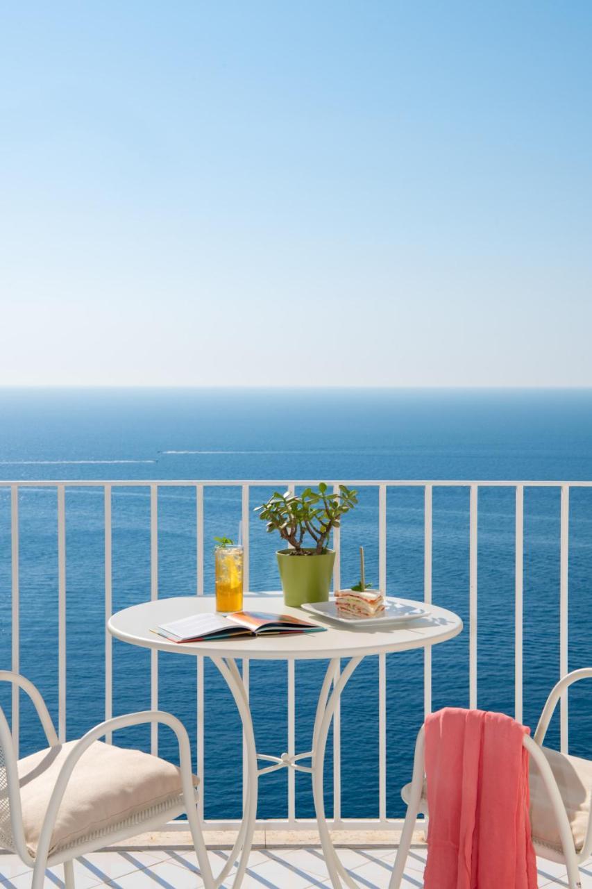 Camera Matrimoniale Superior con Balcone e Vista Mare