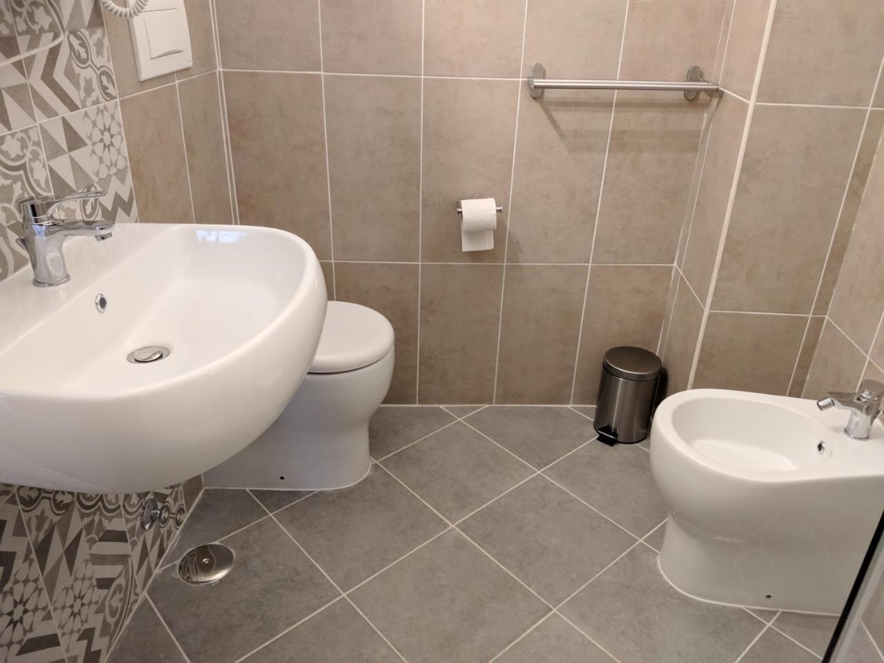 Camera Matrimoniale/Doppia con Letti Singoli con Bagno Privato