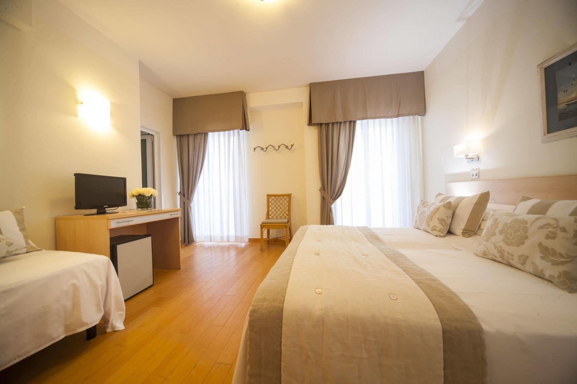 Comfort Quadruple Room lateral sea view