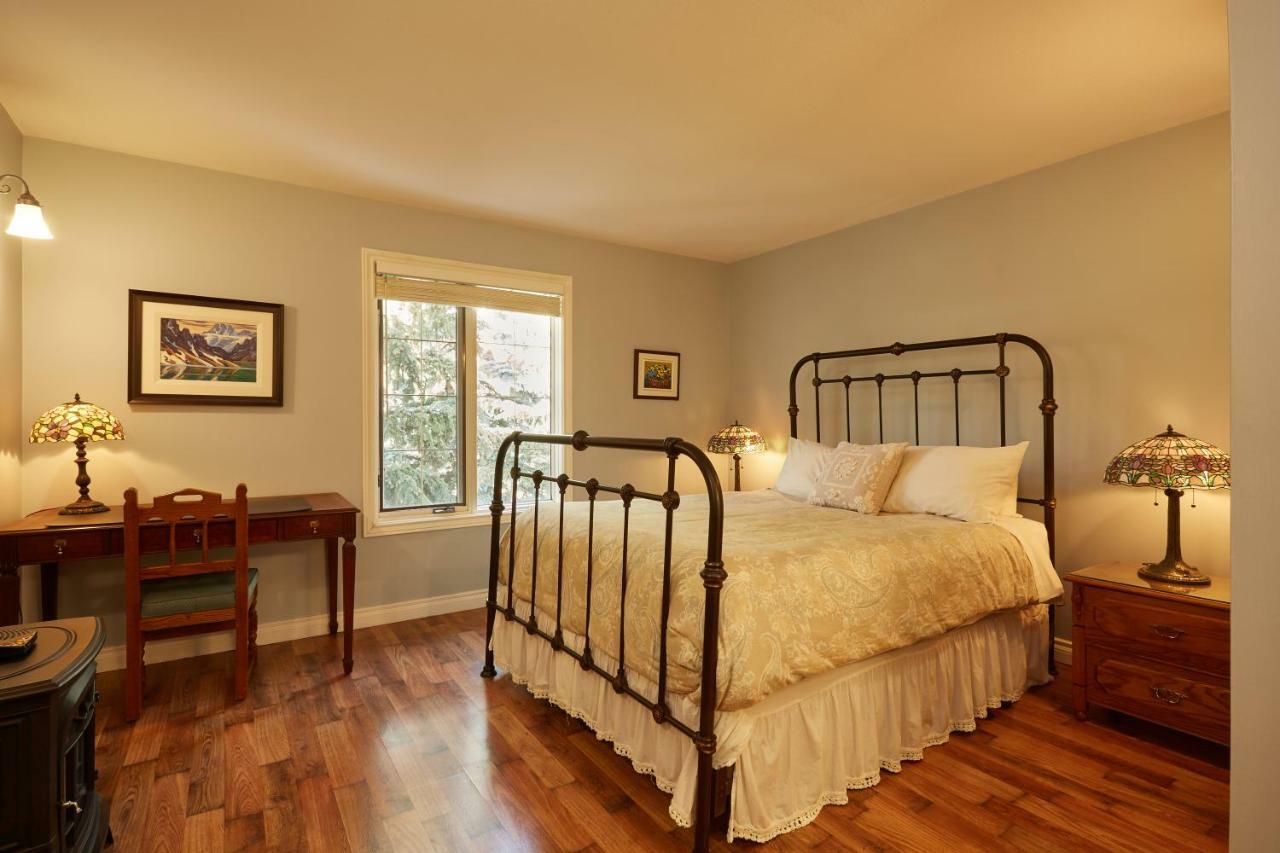 Deluxe Queen Room Assiniboine