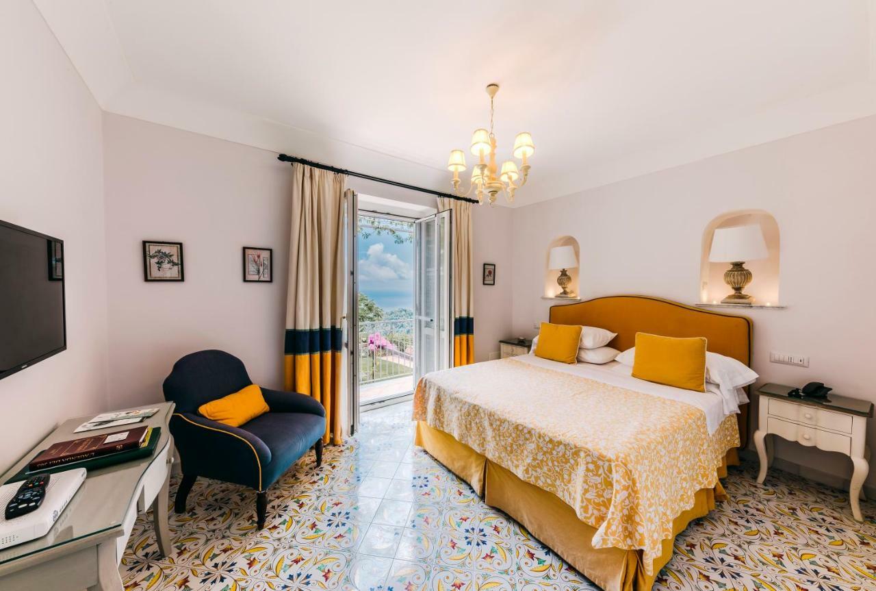 Quarto Comfort com Cama de Casal ou 2 de Solteiro e Vista Parcial do Mar