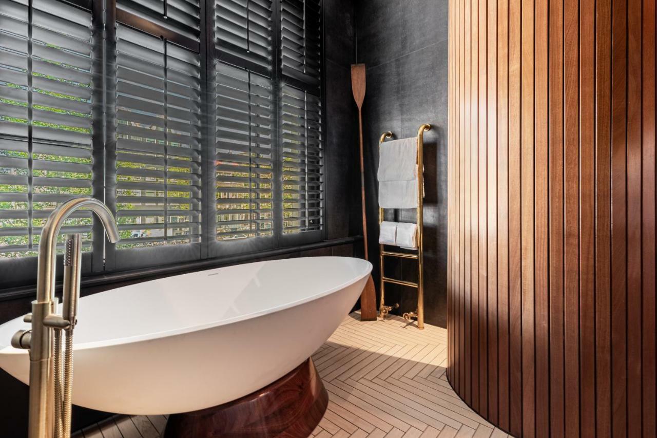Signature Room with canal view: The Boat Builder