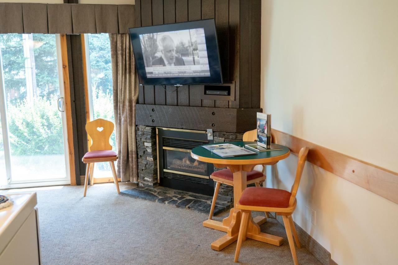 One-Bedroom Apartment,844156100:JPEG