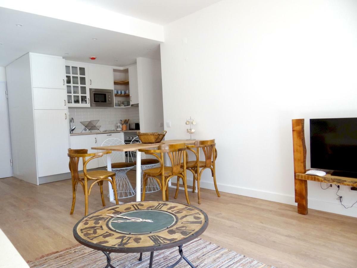 Two-Bedroom Apartment with Street View,850677059:JPEG