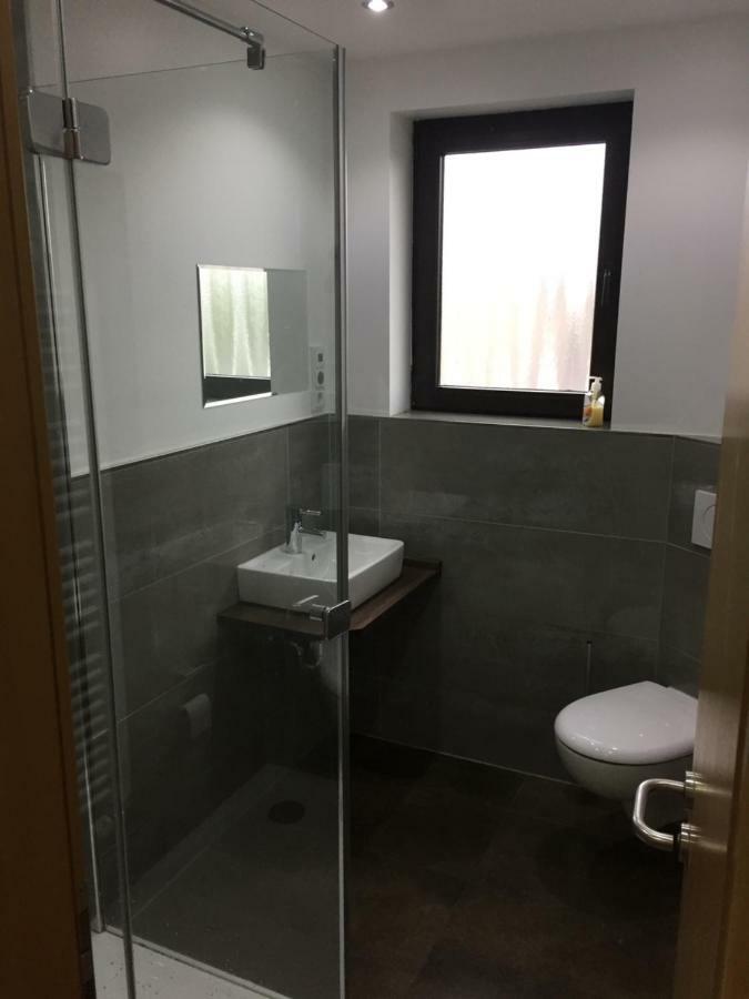 Eenpersoonskamer met Gedeelde Badkamer en Toilet