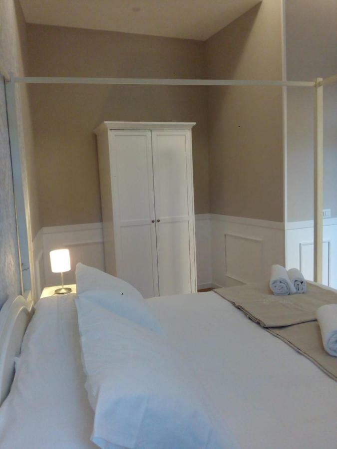 Habitación con cama extragrande.