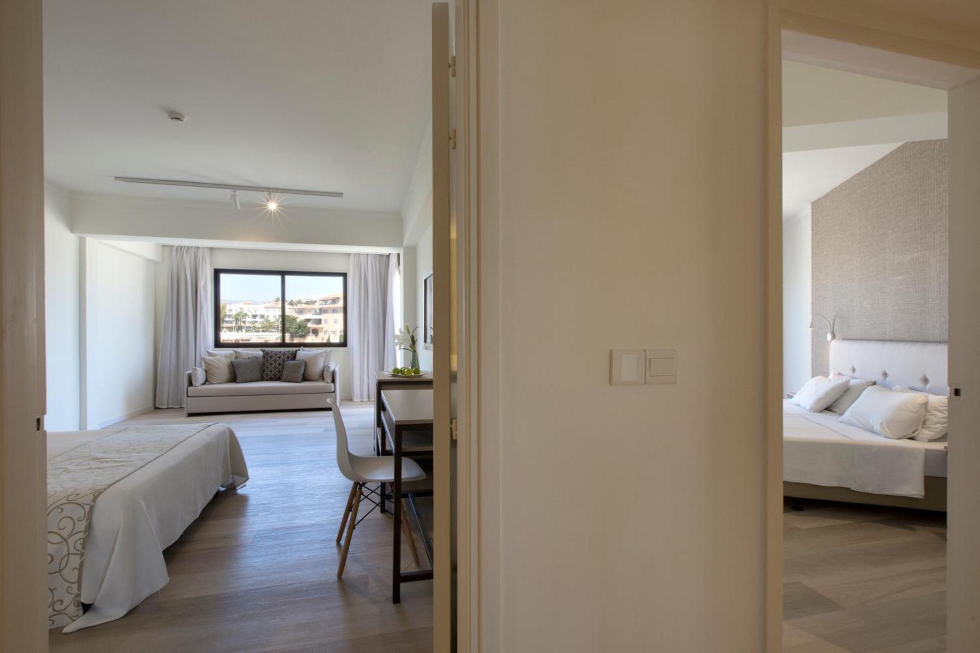 Family Suite with Balcony,1434129415:JPEG