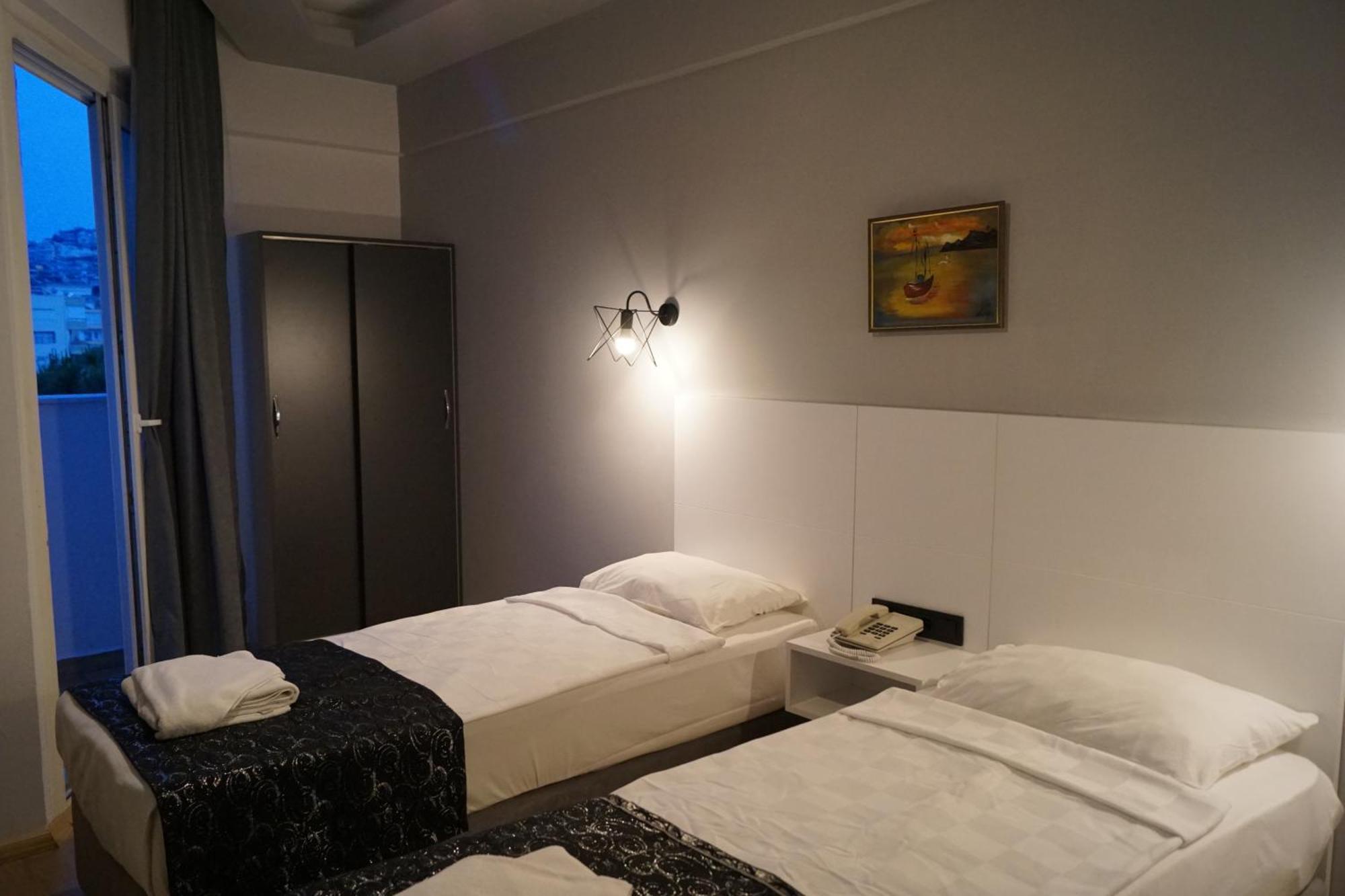 Tweepersoonskamer met 2 Aparte Bedden en Balkon