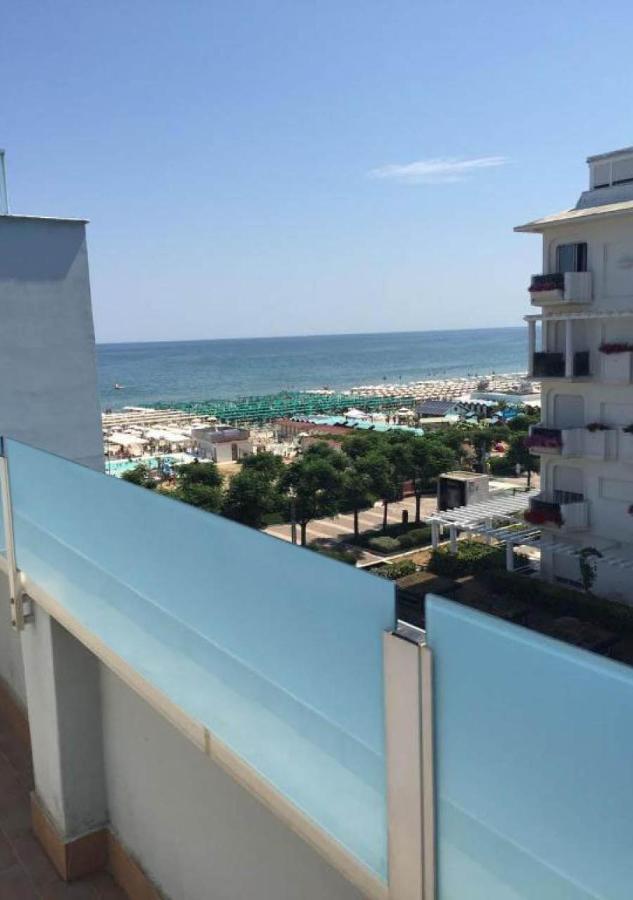 Classic Double or Twin Room Lateral Sea View