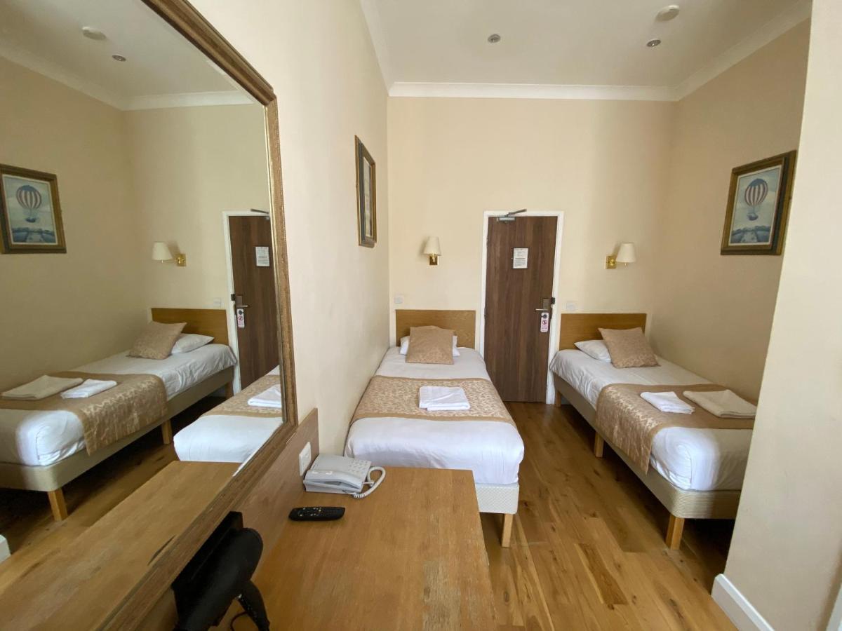 Twin Room,989120953:JPEG