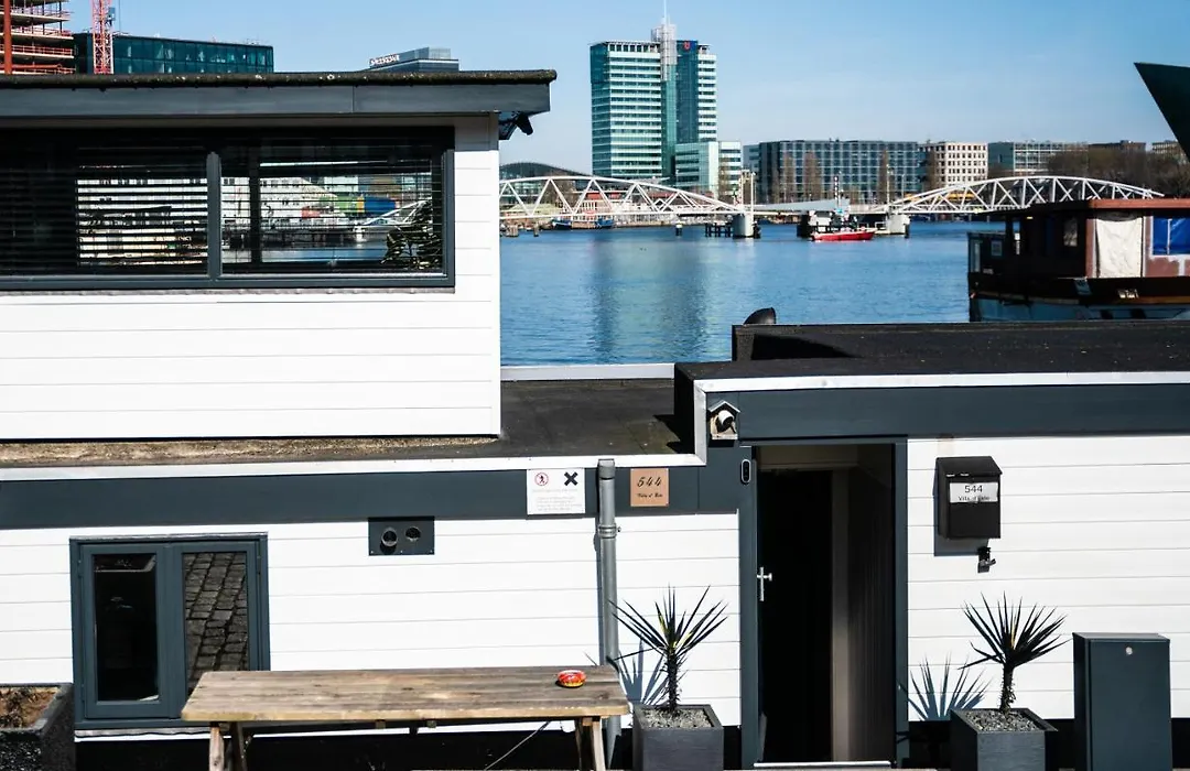 Houseboat-Amsterdam-1