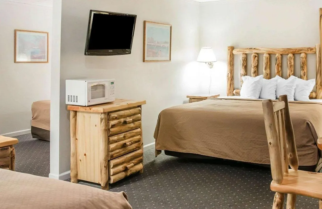 Quality Inn & Suites Mackinaw City Beachfront-1