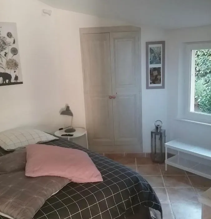 Une Chambre En Ville-1
