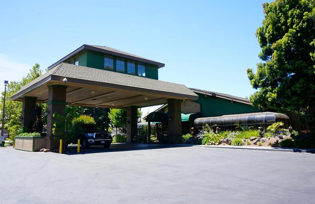 Best Western Plus Forest Park Inn-1