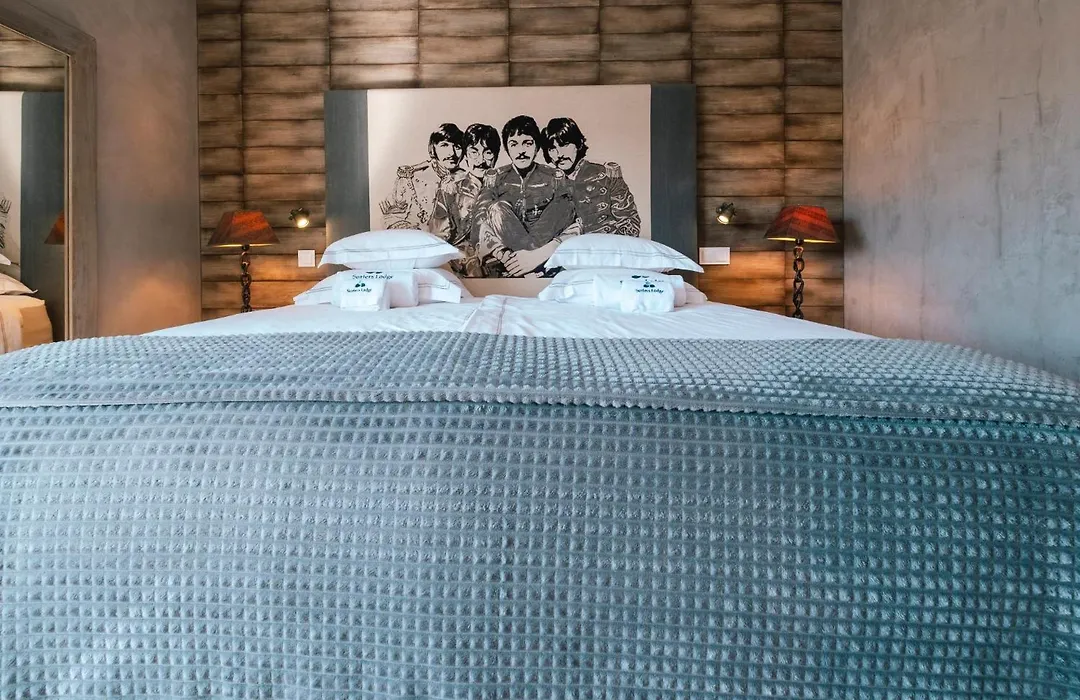 Surfers Lodge Peniche-1