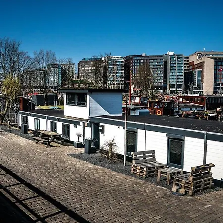 Houseboat-Amsterdam-3