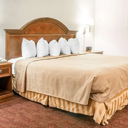 Quality Inn & Suites Mackinaw City Beachfront-2