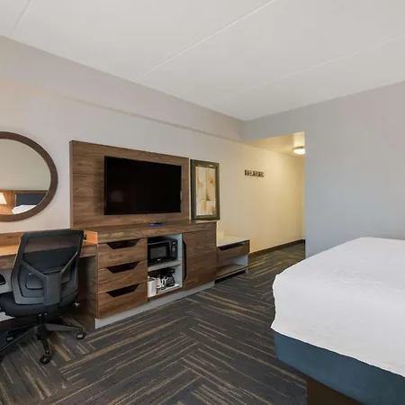 Hampton Inn & Suites Plattsburgh-2