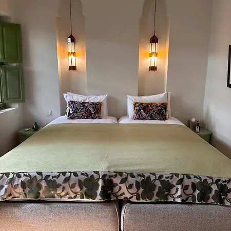Riad Dar Adal exclusivité 2 à 6 personnes petit déjeuner compris place jemaa El fna-2
