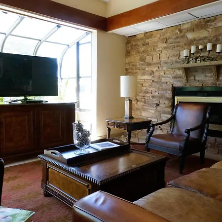 Best Western Plus Forest Park Inn-3